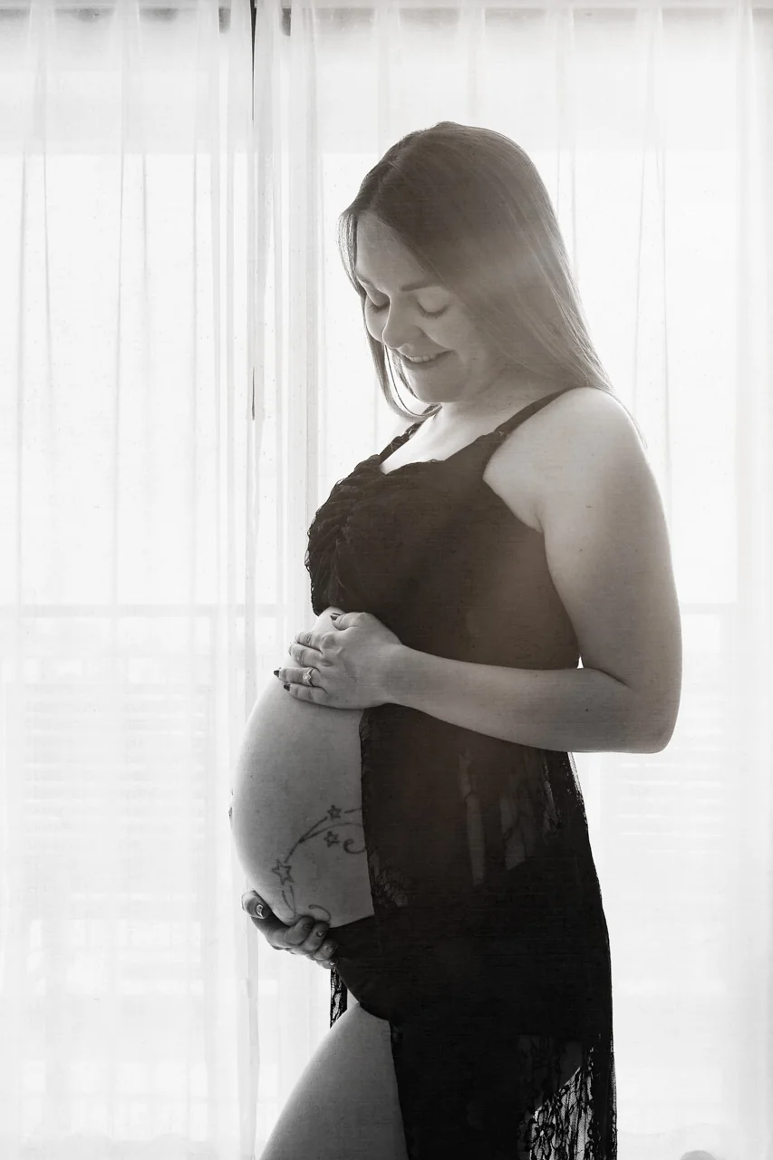 Maternity boudoir portrait in Warminster, Wiltshire by Elland-Vee