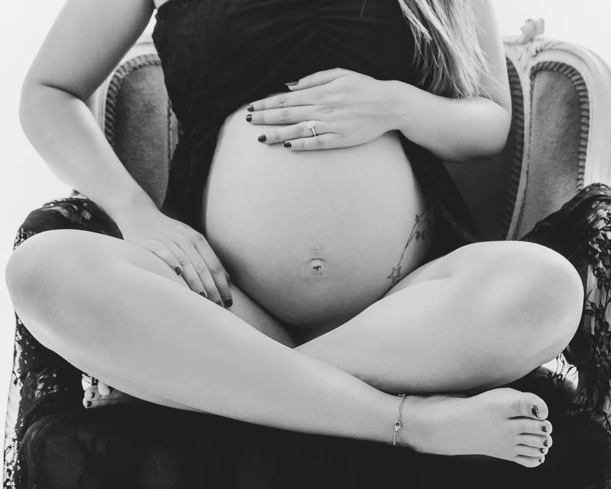 Maternity boudoir portrait in Warminster, Wiltshire by Elland-Vee