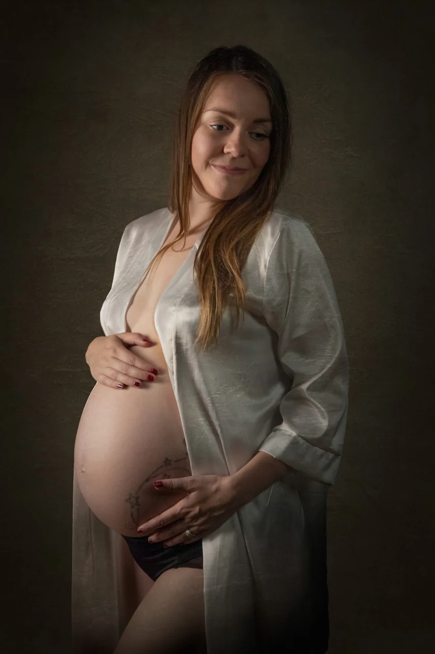 Maternity boudoir portrait in Warminster, Wiltshire by Elland-Vee