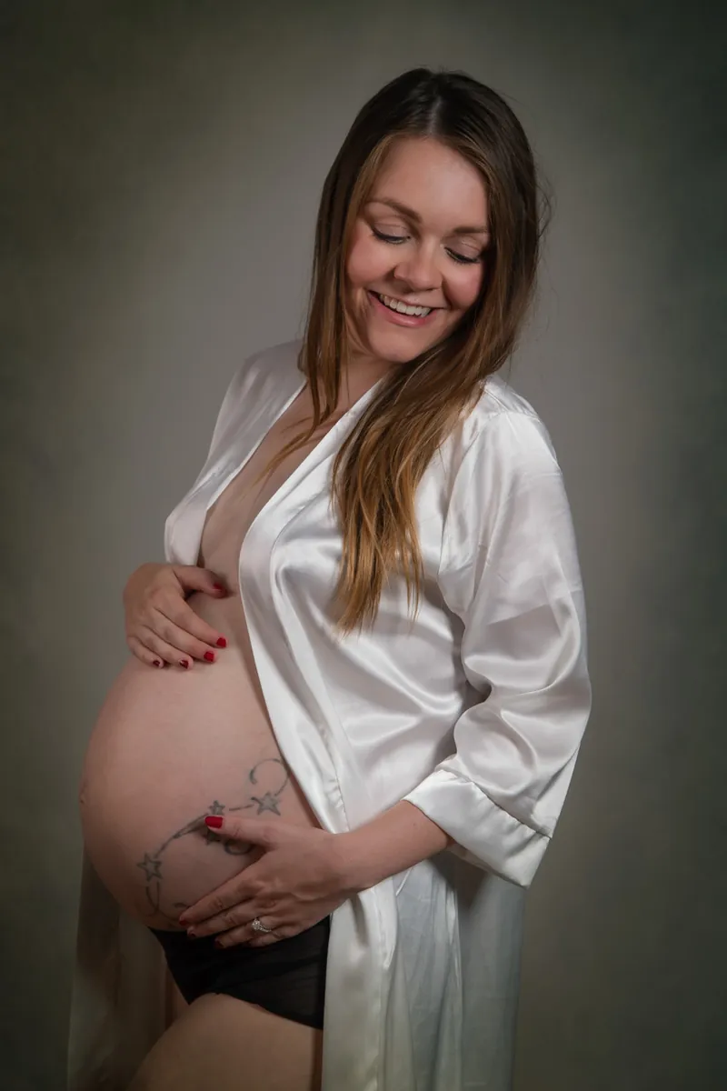 Maternity boudoir portrait in Warminster, Wiltshire by Elland-Vee
