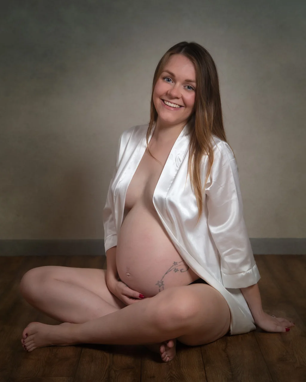 Maternity boudoir portrait in Warminster, Wiltshire by Elland-Vee