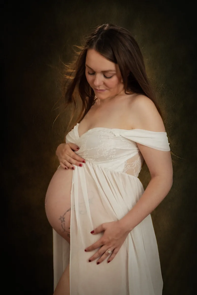 Maternity boudoir portrait in Warminster, Wiltshire by Elland-Vee