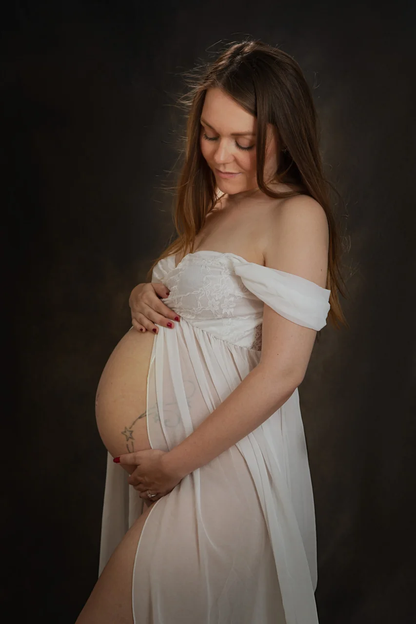 Maternity boudoir portrait in Warminster, Wiltshire by Elland-Vee