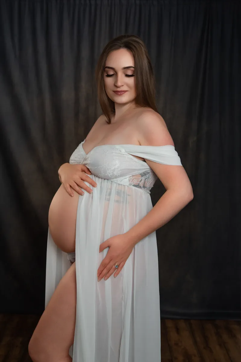 Maternity boudoir portrait in Warminster, Wiltshire by Elland-Vee