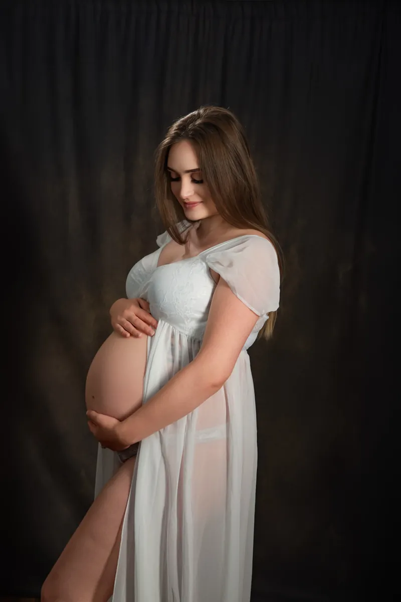 Maternity boudoir portrait in Warminster, Wiltshire by Elland-Vee