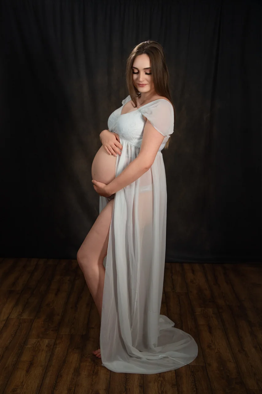 Maternity boudoir portrait in Warminster, Wiltshire by Elland-Vee