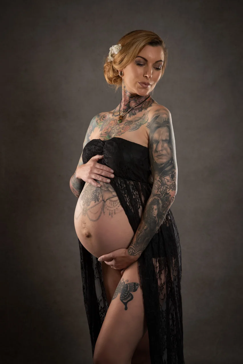 Maternity boudoir portrait in Warminster, Wiltshire by Elland-Vee