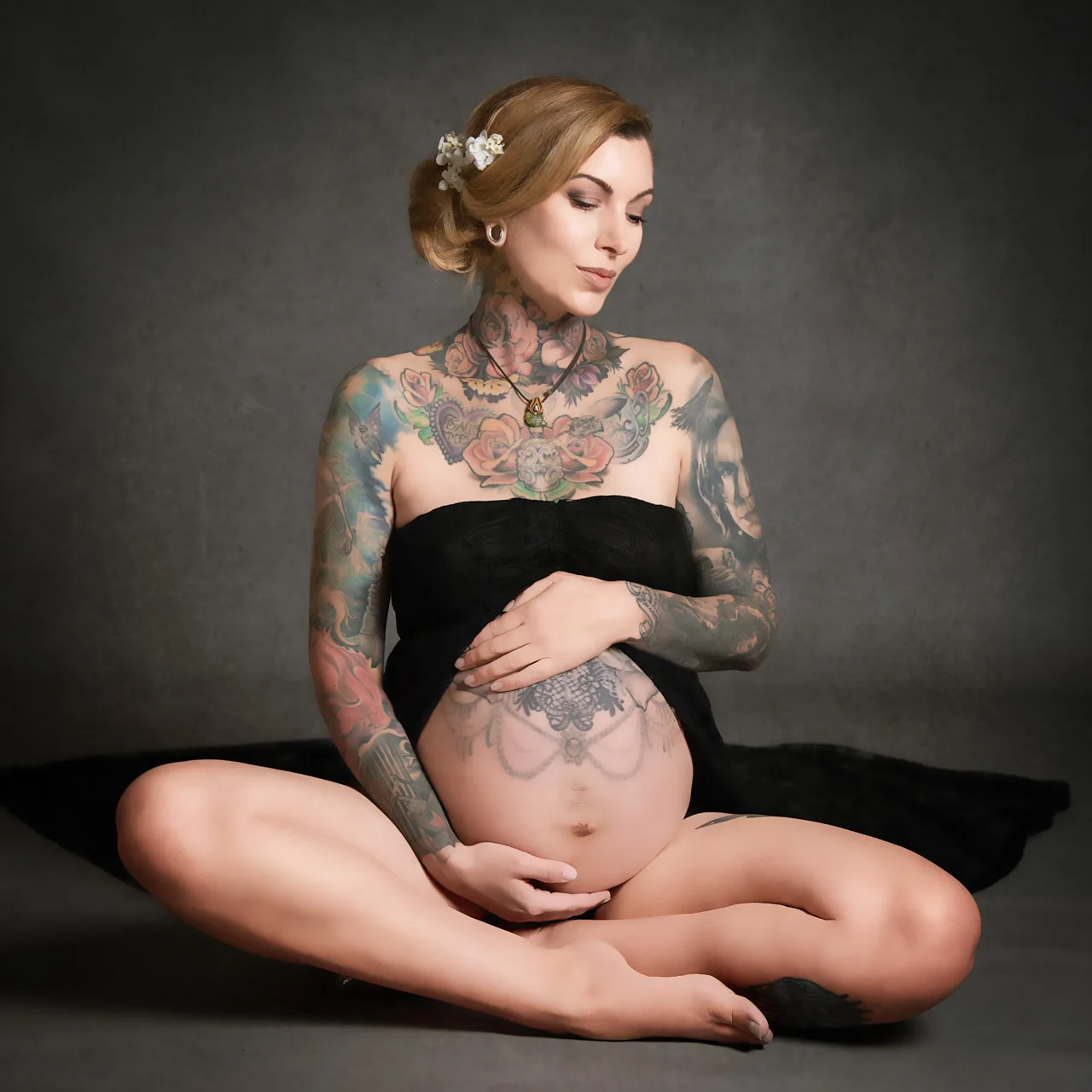 Maternity boudoir portrait in Warminster, Wiltshire by Elland-Vee