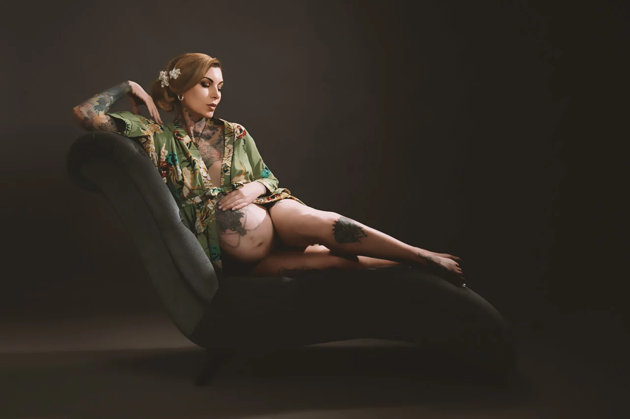 Maternity boudoir portrait in Warminster, Wiltshire by Elland-Vee