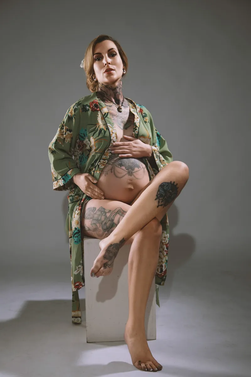 Maternity boudoir portrait in Warminster, Wiltshire by Elland-Vee