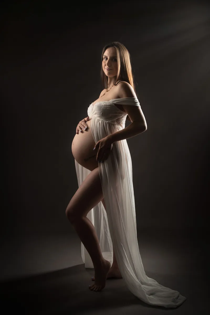 Maternity boudoir portrait in Warminster, Wiltshire by Elland-Vee