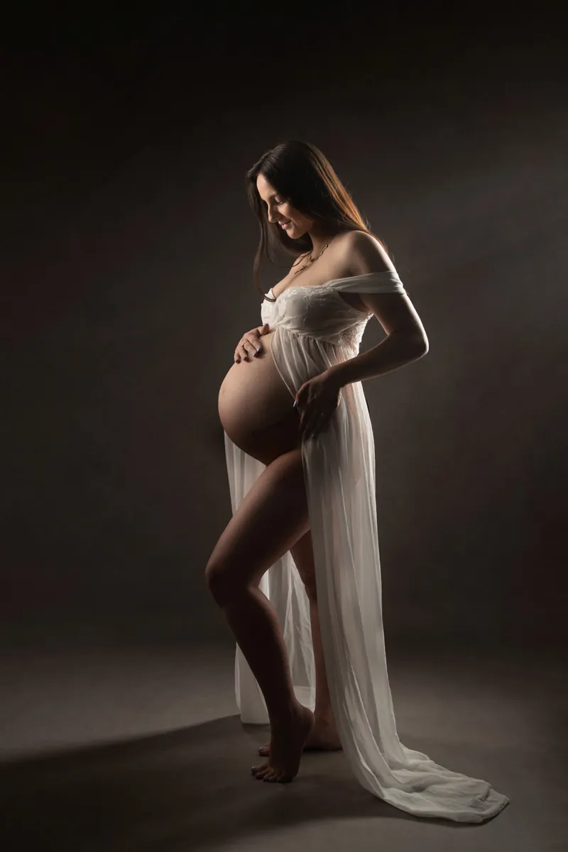 Maternity boudoir portrait in Warminster, Wiltshire by Elland-Vee