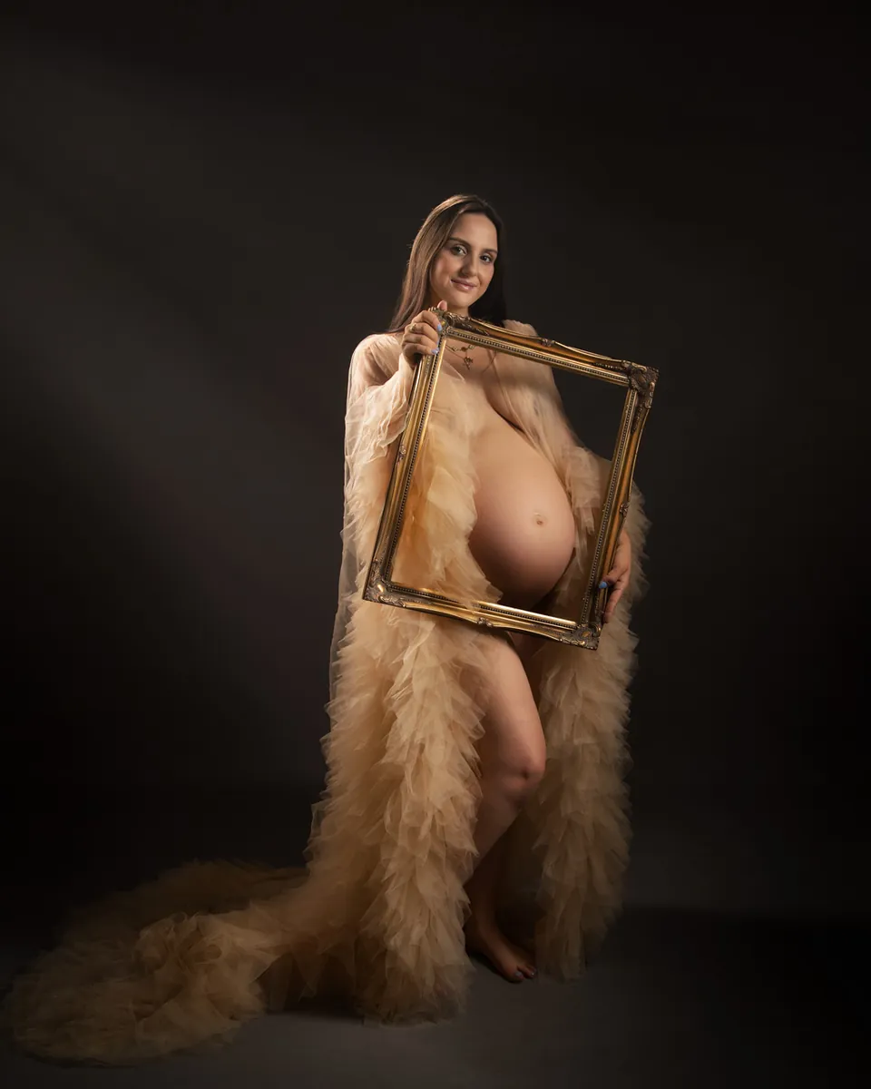 Maternity boudoir portrait in Warminster, Wiltshire by Elland-Vee