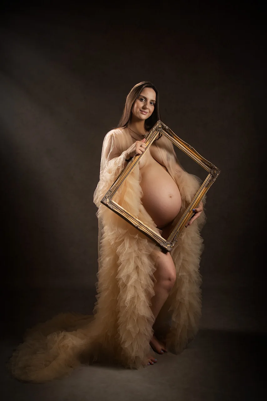 Maternity boudoir portrait in Warminster, Wiltshire by Elland-Vee