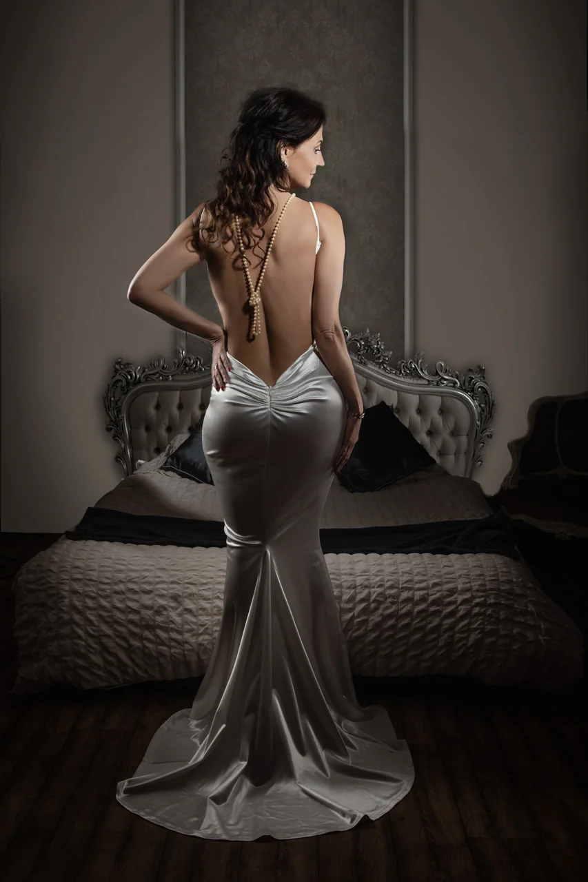 Vintage glamour boudoir portrait by Elland-Vee in Warminster, Wiltshire